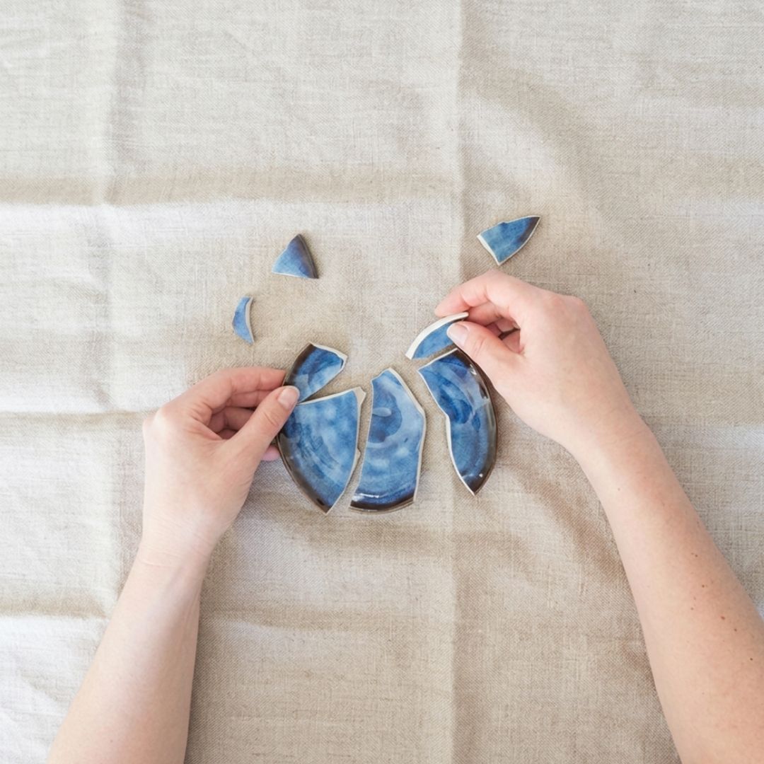 Gebroken schaaltje als onderdeel van een Japanse Kintsugi workshop waarbij imperfectie centraal staat