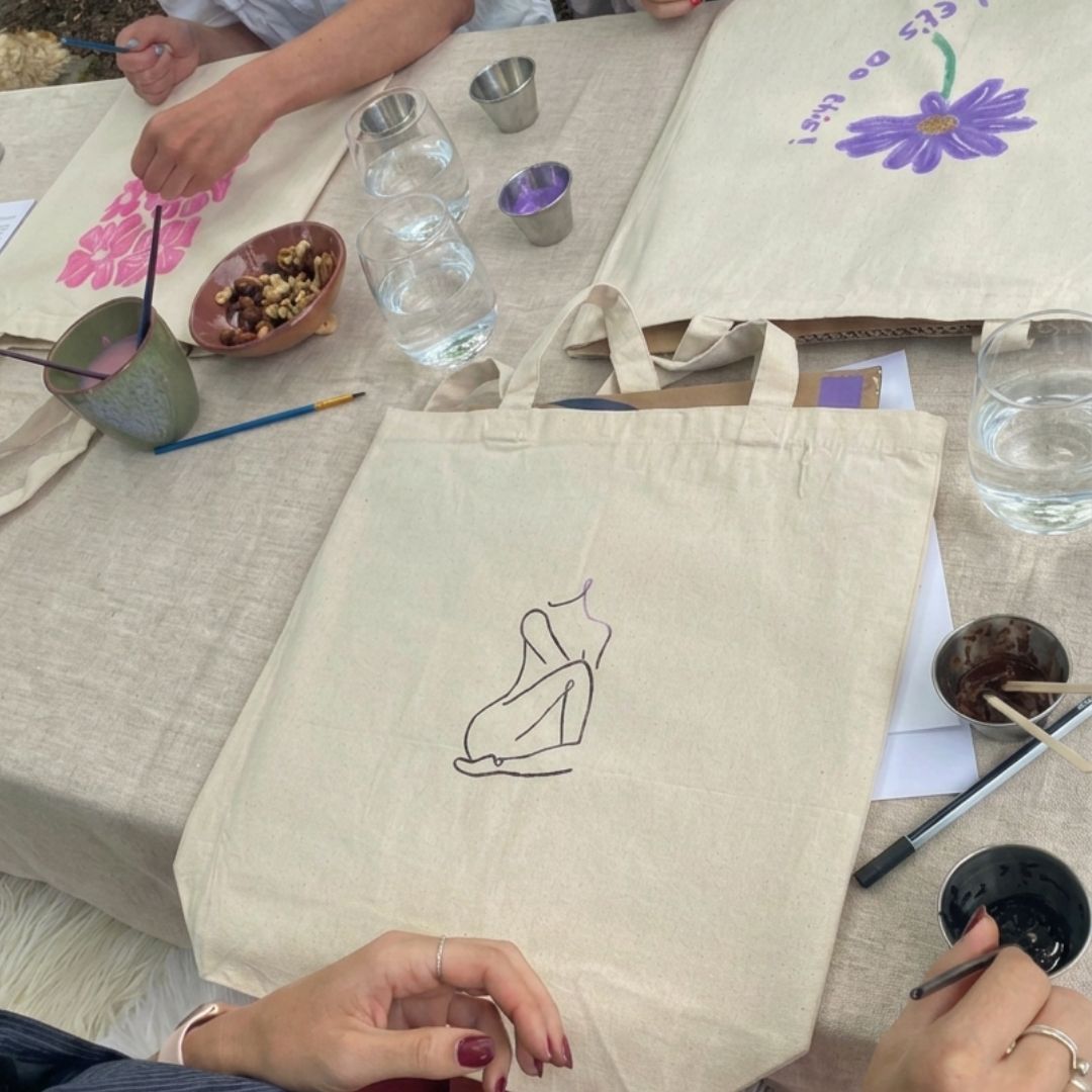 Detail van een met de hand geschilderde katoenen shopper met een persoonlijk lijnontwerp tijdens een textielworkshop