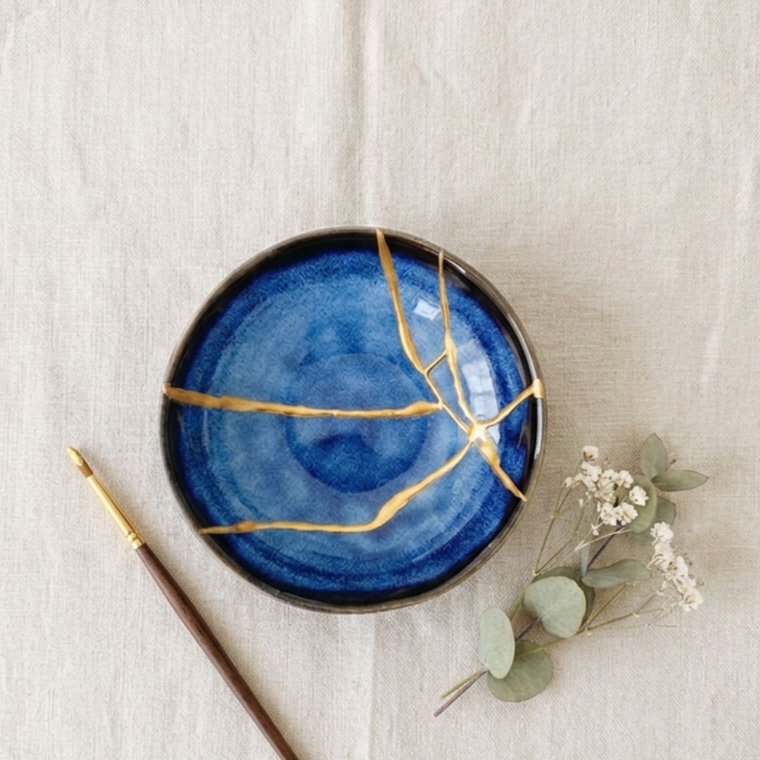 Creatief proces waarbij servies wordt afgewerkt met goud tijdens een Kintsugi workshop met focus op Wabi Sabi