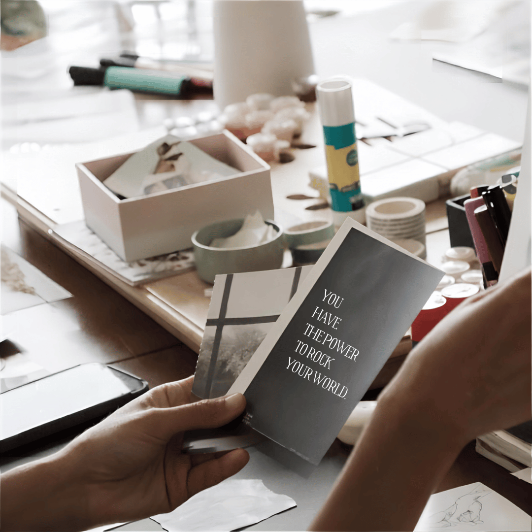 Handen knippen en plakken tijdens een vision board workshop voor creativiteit en persoonlijke doelen.