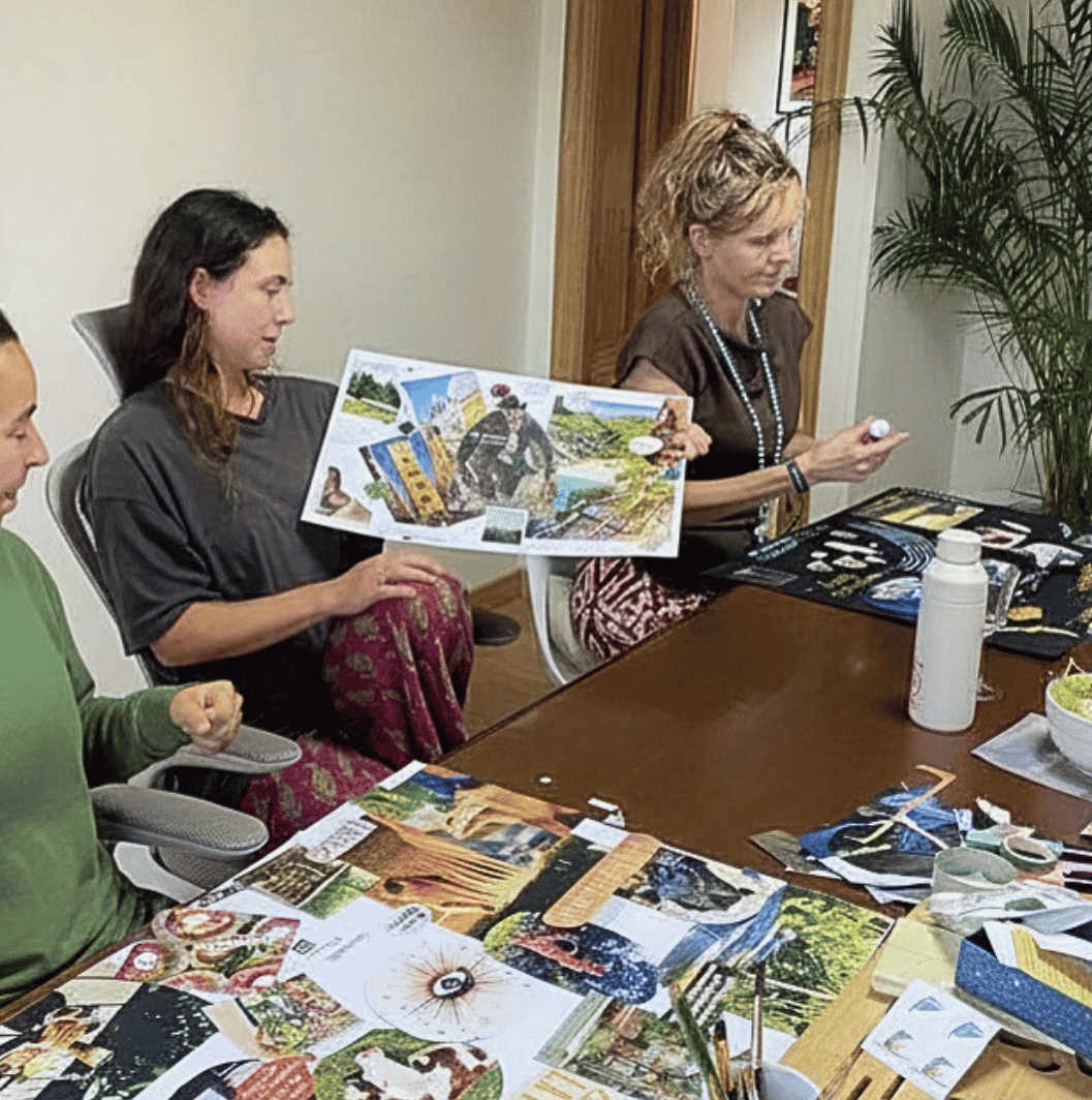 Deelnemer toont haar vision board met persoonlijke doelen na creatieve workshop