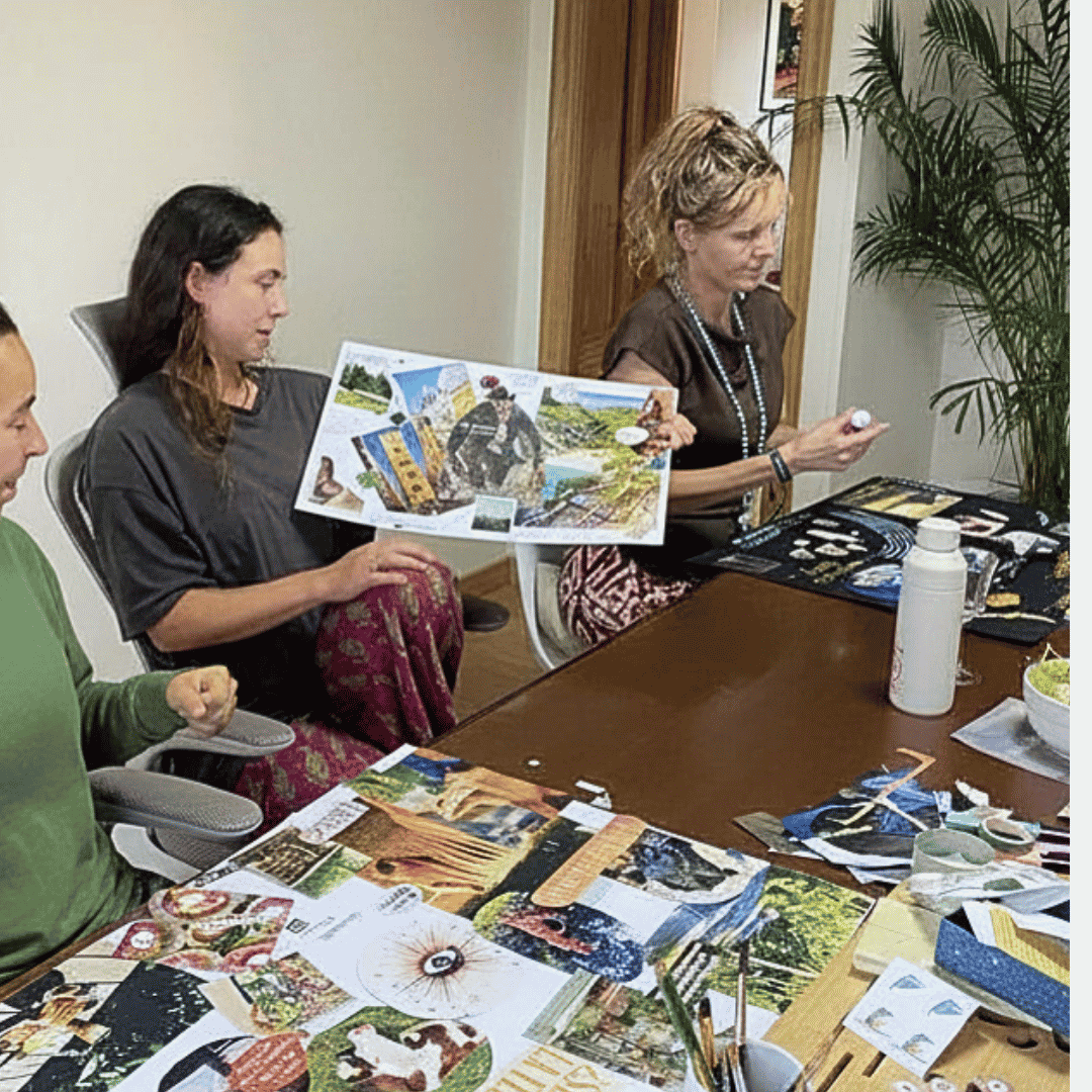 Deelnemer toont haar vision board met persoonlijke doelen na creatieve workshop